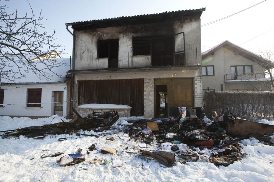 Djakovo, 100212.U pozaru na obiteljskoj kuci u ulici Nikole Tesle u Djakovu jutros je poginuo 39-godisnji stanar. Vatrogasci su majku poginulog morali spasavati preko balkona jer je vatra zahvatila cijelu kucu.Na fotografiji: Kuca u kojoj je jutros izbio pozar.Foto: Vlado Kos / CROPIX