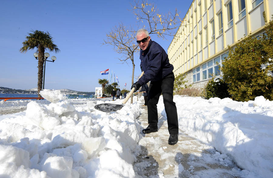 Sibenik ,130212.Ciscenje snijega u Sibeniku nakon drugog hladnog vala.Na fotografiji:  sibensko kninski zupan Goran Pauk cisti na rivi snijeg.Foto: Niksa Stipanicev / CROPIX