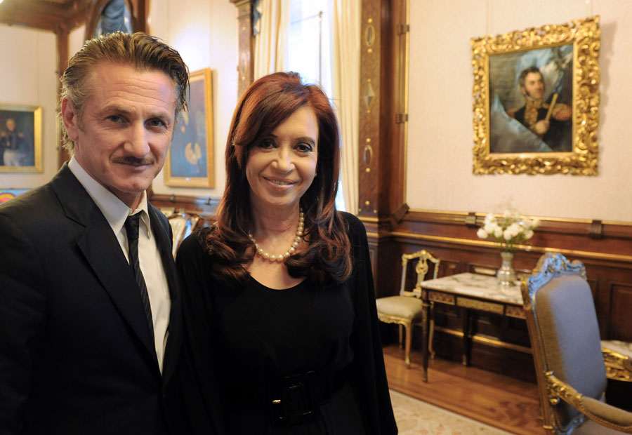 Argentine President Cristina Fernández de Kirchner poses with US actor Sean Penn at the Government House in Buenos Aires on February 13, 2012. Sean Penn, who is in Argentina as representative of the Haitian people and survivors of the earthquake that bashed the Caribbean nation in 2011, declared, referring to the current tensions between Argentina and the United Kingdom, 'the world today cannot tolerate ridiculous demonstrations of colonialism'.      AFP PHOTO / PRESIDENCIA DE LA NACION
