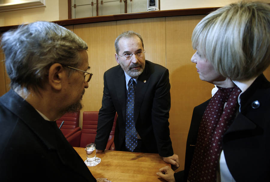 Zagreb, 150212.Markov trg,Hrvatski sabor nastavio je 3. sjednicu raspravom o Izvjescu o radu drzavnih odvjetnistava u 2010. godini koje je podnio glavni drzavni odvjetnik Mladen Bajic.Na slici: drzavni odvjetnik Mladen Bajic u razgovoru sa Ingrid Marinovic Anticevic i Marin Jurjevic.Foto: Damjan Tadic / CROPIX