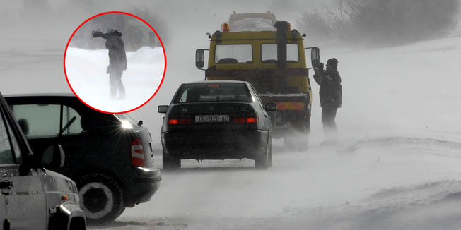 Plaski, 150212.Osobna vozila i ralica ostala su zametena u snijegu na drzavnoj cesto d42 kod Plaskog. Snjezni zapusi visoki su do dva metra, a nanijelo ih je jako jugo koje se spustilo sa Kapele.Na slici: Kolona zametenih automobila.Foto: Robert Fajt / CROPIX