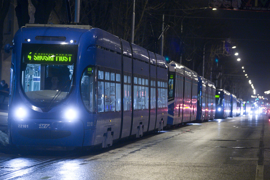 Zagreb, 150212.Maksimirska ulica.Zastoj tramvaja u Maksimirskoj ulici zbog automobila koji se zaustavio na tramvajskim tracnicama.Automobil je tako stajao dok ga nije odnio pauk, a za to vrijeme se stvorila tramvajska guzva.Foto: Goran Mehkek / CROPIX