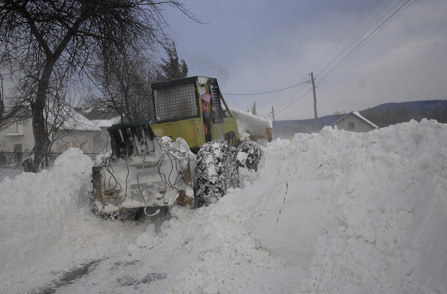 Plaski, 150212.Ekipa Jutarnjeg zajedno s tri osobna vozila i ralicom ostala je zametena u snijegu na drzavnoj cesto d42 kod Plaskog. Snjezni zapusi visoki su do dva metra a nanio ih je jaki jugo koji se spustio sa kapele. Cetiri traktora ralicara predvodjena sumskim buldozderom marke LKT krenuli su u proboj drzavnom cestom B42 prema Saborskom gdje je zameten jedan mjestanin. Svojim automobilom ostao je zarobljen u trometarskim snijeznim nanosima, a pomoc je zatrazio preko policije. Na kraju su ga spasili pripadnici HGSS-a.Na slici: Traktori sa ralicama se pokusavaju probiti do zametenog mjestanina.Foto: Robert Fajt / CROPIX