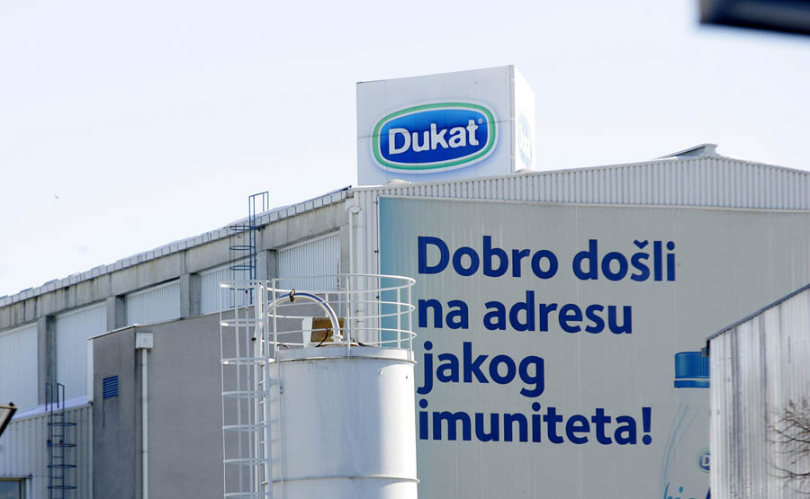 Zagreb, 160212.Hrvatski savez udruga proizvodjaca mlijeka nastavlja prosvjed ispred ulaza u Dukat.Traze otkupnu cijenu od 4.09 kn po litri mlijeka i ne slazu se 2.30 kn koliko nudi Dukat.Na fotografiji: prosvjednici su pokusali blokirati ulaz u Dukat ali ih je policija sprijecila u tome.Foto: Rako Suvar / CROPIX