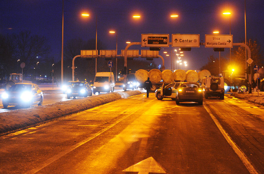 Zagreb, 170212.Proizvodjaci mljeka traktorima oko 05,15 sati zatvorili Slavonsku u smjeru Zapada.Na slici: zatvorena slavonska cesta.Foto: Damir Krajac / CROPIX