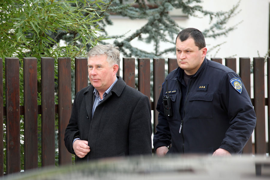 Varazdin, 170212.U Trenkovoj ulici u obiteljskoj kuci uhicen je Eduard Brumen, direktor tvrtke Stanoing iz Varazdina, koja se bavila stanogradnjom i odrzavanjem stanova.Na fotografiji:Eduard Brumen u pratnji policije.Foto: Andrej Svoger / CROPIX