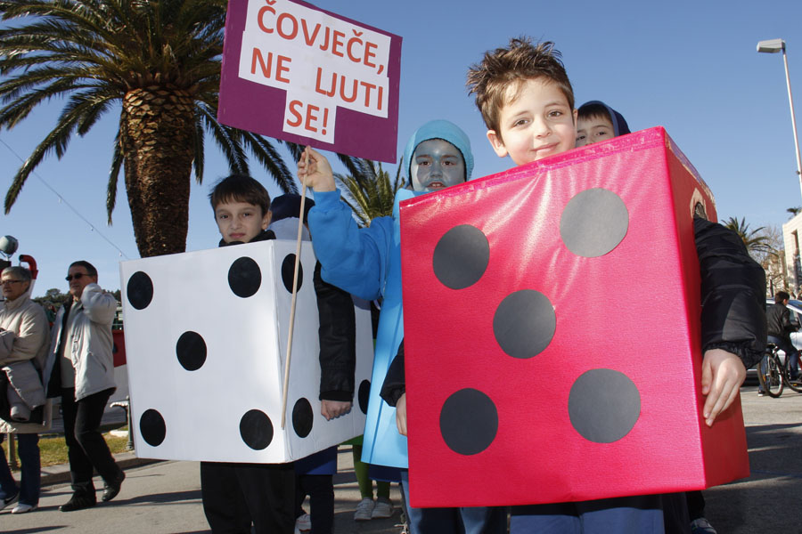 Makarska, 180212Veliki Djeciji Karneval na kojem je gradskom rivom prodefiliralo vise od 1000 djece u 40 grupa iz svih vrtica i skola Makarske i primorja.Na slici: male Maskare u defileu makarskom rivom.Foto: Ivo Ravlic / CROPIX