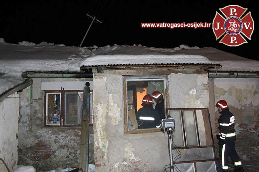 Kopacevo, 180212U baranjskom selu Kopacevo u noci 18.02. dogodilo se urusavanje dijela  krovista  na stambenoj jedinici zbog tezine snijega. Na teren su izasli djelatnici JPVP Osijeka. Foto: JPVP Osijek