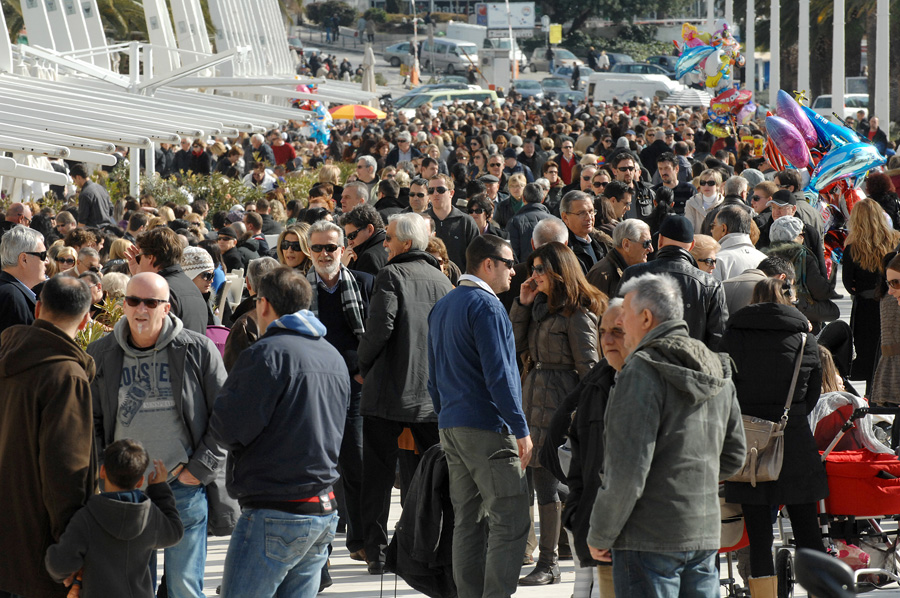 Split, 180212.Prvi suncani vikend nakon snjeznog nevremena u Splitu izmamio je na splitsku Rivu veliki broj gradjana. Splicani su pokazali najnoviju zimsku garderobu te grijali ledja na zubatom Suncu.Foto: Mario Todoric / CROPIX