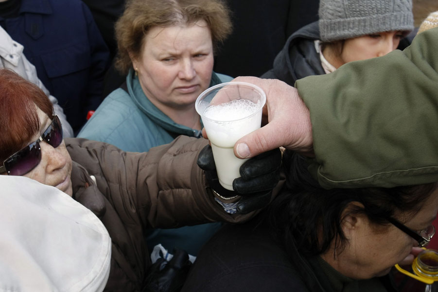 Zagreb, 190212.Trznica Dolac.Seljaci, mljekari dijelili su besplatno mlijeko okupljenim gradjanima na trznici Dolac. Kao znak prosvjeda na cijelu situaciju oko cijene otkupa mlijeka. Stvorila se velika guzva, a mnogi su nestrpljivo cekali na svoj red i kriomice ulijevali u vece boce.Foto: Goran Mehkek / CROPIX