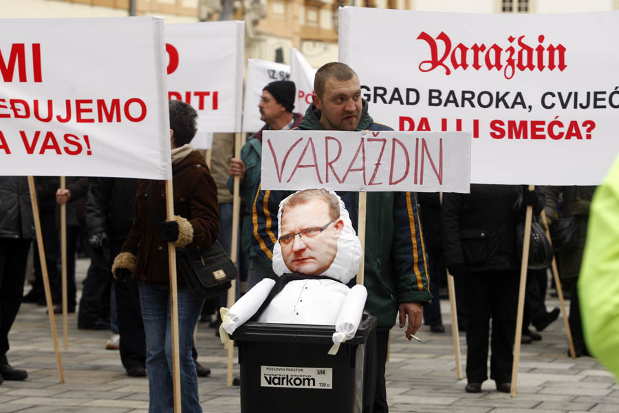 Varazdin, 200212.Radnici T7 grupe prosvjeduju na Trgu kralja Tomislava ispred Gradske vijecnice. Radnici traze da sa radom pocne MBO tvornica za obradu otpada. Tvornica MBO posluje kao dio T7 grupe koja je u vlasnistvu podutzetnika Davora Patafte koji se povezuje sa aferama sa bivskim gradonacelnikom Ivanom Cehokom.Na slici: lutka gradonacelnika Gorana Habusa u kanti za smece.Foto: Zeljko Hajdinjak / Cropix