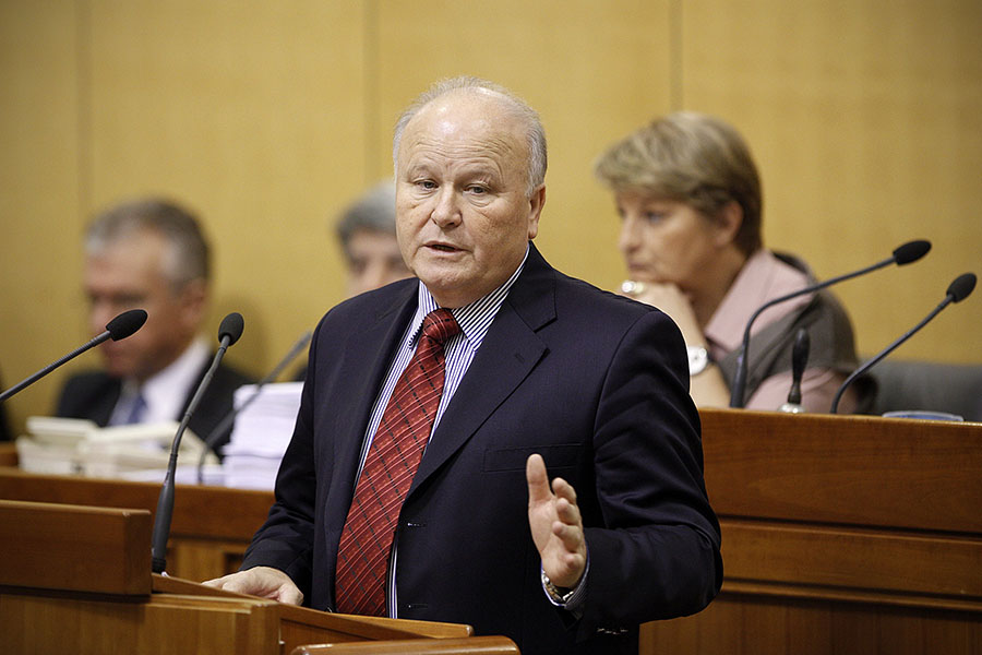 Zagreb, 200212.Hrvatski sabor nastavio je zasjedanje raspravom o Vladinom prijedlogu drzavnog proracuna  s planiranim rashodima u iznosu od 118,84 milijardi kuna, dok su prihodi planirani u iznosu od oko 108,95 milijardi kuna.Na slici: ministra financija slavko Linic obrazlaze proracun.Foto: Dragan Matic / CROPIX 