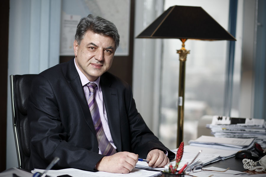 Zagreb, 030212.Zlatko Komadina, Ministar pomorstva, prometa i infrastrukture snimljen u svom uredu na Prisavlju.Foto: Dragan Matic / CROPIX 