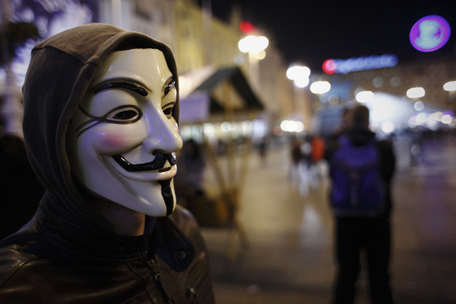 Zagreb, 111111.Prosvjed protiv banaka, korporacija i politicara Occupy Zagreb na Trgu bana Jelacica.Na slici: prosvjednik s maskom Anonymous.Foto: Dragan Matic / CROPIX