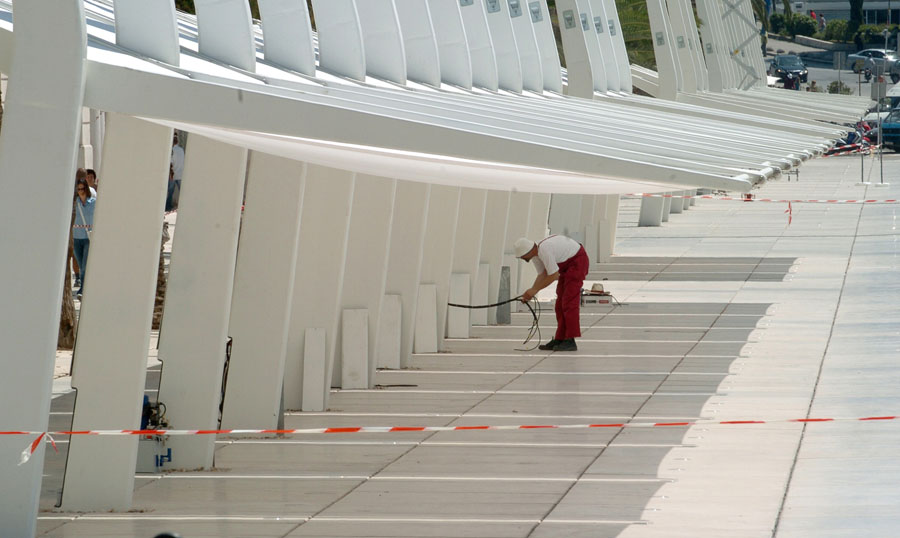 split,140507...nakon uredjenja splitske rive svijetlo dana su docekale tende caffea na rivi foto  paun paunovic/cropix