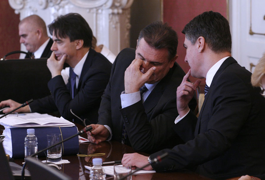Zagreb. 220212.Trg svetog Marka.Banski dvori redovna sjednica vlade.Na fotografiji: Radimir cacic i Zoran Milanovic.Foto: Damjan Tadic / CROPIX