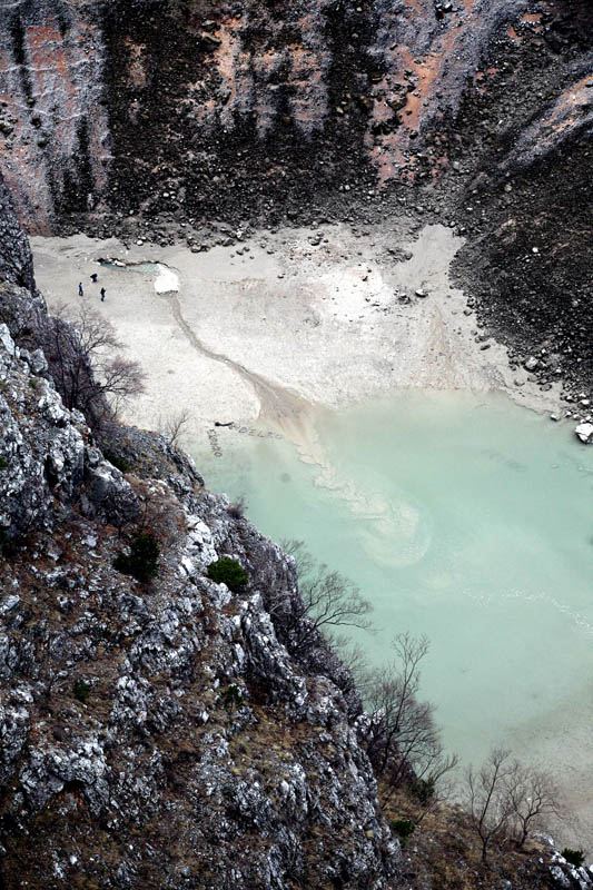 Imotski, 250212.Otapanje snijega puni podvodne kanale i Modro se jezero pocelo puniti vodom.Foto: Branimir Boban / CROPIX