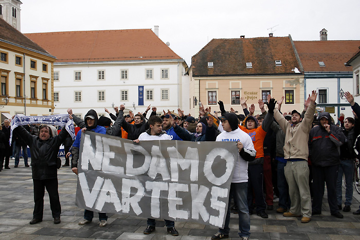 Varazdin, 220210.Na glavnom gradskom trgu, trgu Kralja Tomislava, varazdinskom Korzu, udruga navijaca i prijatelja NK Varteks-a odrzala je prosvjed s ciljem podrske djelatnicima i igracima NK Varteks u rjesavanju financijskih problema u klubu.Foto: Andrej Svoger / Cropix