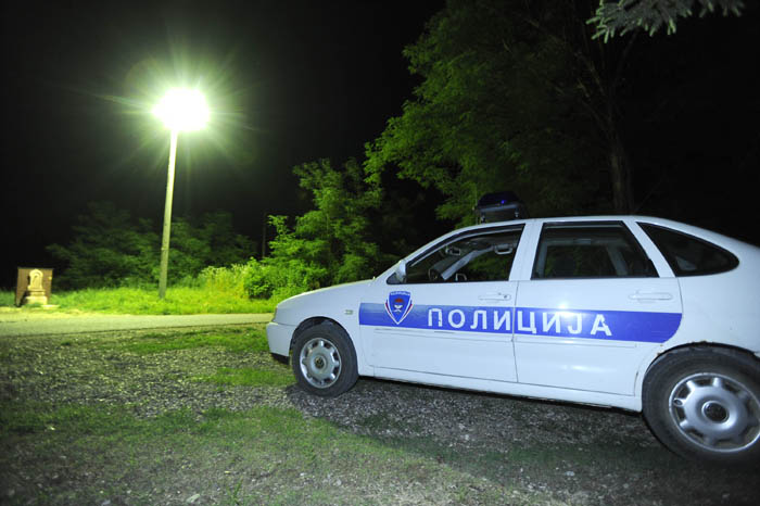Donji Srdevici, 230611.Policijska blokada u Donjim Srdevicima gdje je danas popodne poceo lov na Dragana Paravinju za kojeg se sumnja da je oteo Antoniju Bilic.Foto: Marko Miscevic / CROPIX