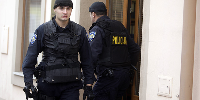 Varazdin, 181111.U Kukuljevicevoj ulici u Varazdinu jutros je doslo do razbojstva u uredu za savjetovanja. Interventna policija ubrzo nakon razbojstva po okolnim je dvoristima trazila razbojnika. Vise detalja biti ce poznato nakon policijskog ocevida.Foto: Zeljko Hajdinjak / Cropix