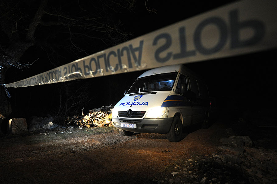 Golubic, 280212U mjestu Golubic nedaleko od Obrovca, 49-godisnji Dusan Veselinovic je u popodnevnim satima poginuo od posljedica eksplozije rucne bombe, a njegov 38-godisnji susjed Milorad Dragicevic pritom je tesko ranjen. Policija je na mjestu nesrece, a ocevid se nastavlja ujutro.Na fotografiji: policija je ogradila mjesto nesreceFoto: Luka Gerlanc / CROPIX