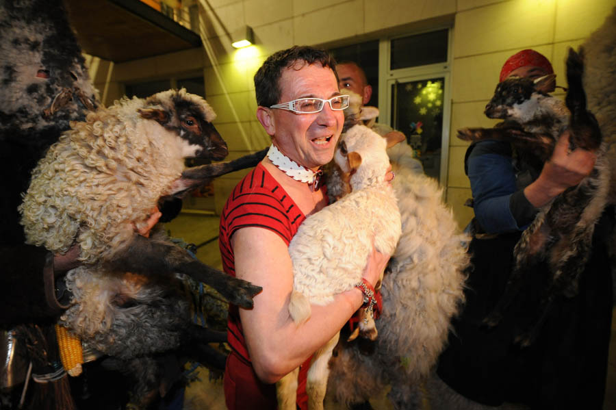Zadar, 280212Zadarski modni macak, Jadranko Kljucanin, veceras je unutar i ispred kafica Petit izveo performans sa sukosanskim zvoncarima i njihovim janjcima. Foto: Luka Gerlanc / CROPIX