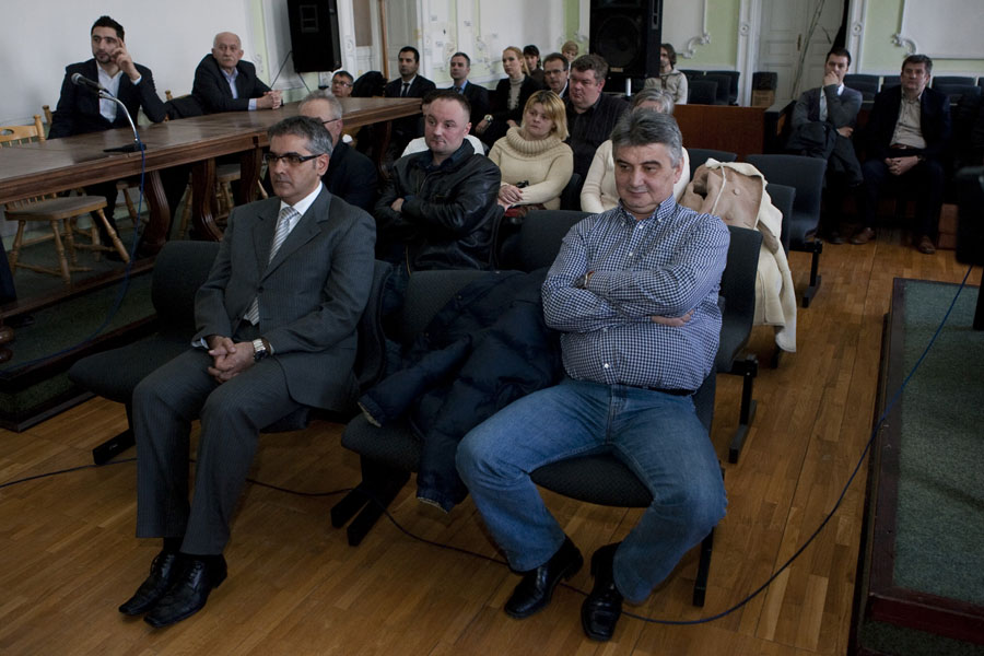 Osijek, 290212.Na Zupanijskom sudu u Osijeku sudac Darko Kruslin izrekao je presude za desetero okrivljenih u slucaju Kiosci.Prvookrivljeni u aferi Kiosci Darko Markovic bivsi direktor GPP-a (Gradskog prijevoznog poduzeca) je zbog nelegalnog davanja u podnajam 14 lokacija za postavljanje kioska dobio 2 godine zatvora,najvecu kaznu je dobio drugookrivljeni Ivica Dzalto (sjedi prvi s lijeva) direktor firme Media metro je dobio 4,5 godine zatvora.Korist koju su okrivljeni zaradili prijevarom s podnajmom je 780 tisuca kuna.Na fotografiji:Osmero okrivljenih na izricanju presude.Foto: Vlado Kos / Cropix