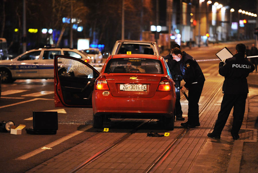 Zagreb, 290212.Avenija Dubrava bb, na ulici je propucano vozilo Chevrolet Aveo pri cemu je jedna osoba ozlijedjena i prevezena u bolnicu. Cesta je zatvorena za sav promet.Na slici: policijski ocevidFoto: Damir Krajac / CROPIX