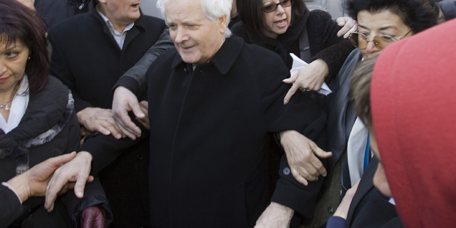 Pula, 090312.Jutros je nakon 10 godina, tj. odsluzenja vise od dvije trecine kazne, provedenih u Pulskoj kaznionici pusten na uvjetnu slobodu Fikret Abdic, osudjen zbog ratnog zlocina u zapadnoj Bosni.Ispred pulskog zatvora docekalo ga je oko 2-3000 vjernih pristasa koji su nocas doputovali sa 40 autobusa iz Velike Kladuse.Na slici: Fikret Abdic sa pristasamaFoto: Zeljko Sop / CROPIX  