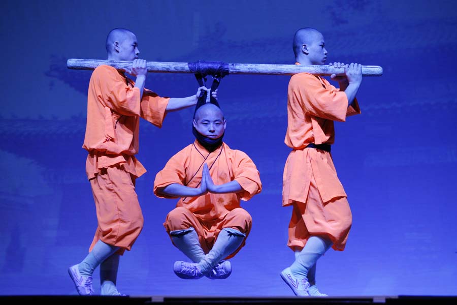 Varazdin, 080312.U gradskoj sportskoj dvorani odrzan je atraktivan nastup pod nazivom QI tajna svecenika Shaolina, u kojem je 14 kineskih svecenika Shaolina uz 75-godisnjeg majstora hrama demonstriralo borilacke vjestine Kunf fu-a te njihovih fizickih i umnih sposobnosti.Publika je nastup pratila u jednom dahu jer Shaolini doslovce prkose fizici i normalnim ljudskim poimanjima brzine, gipkosti i otpornosti, posebice na bol, sto je takodjer bilo demonstrirano.Foto: Andrej Svoger / Cropix