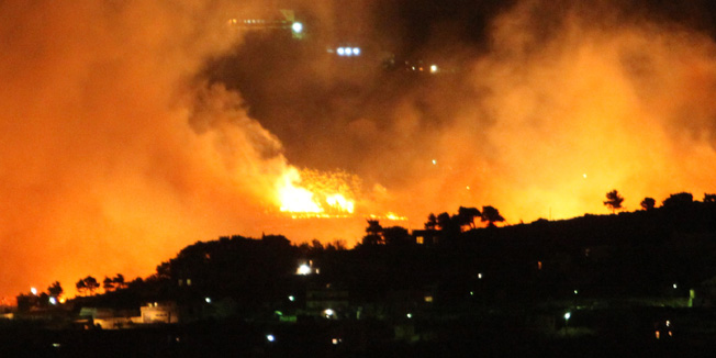 Solin, Rupotina Nincevici, 110312. Veceras pod olujnom burom buknio je veliki sumski pozar koji je hara nedaleko od kuca.Foto: Zvonimir Barisin / CROPIX