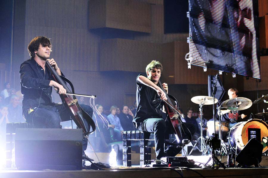 Zagreb, 211211.KD Vatroslav Lisinski.Nastup 2Chellos, dua voloncela kojeg tvore Stjepan Hauser i Luka Sulic.Foto: Boris Kovacev / CROPIX