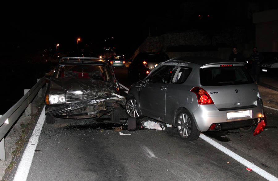 Solin, 120312.Oko 19 sati na Drzavnoj cesti D-8 u Solinama u Zupi dubrovackoj doslo je do prometne nesrece u kojoj su sudjelovala cetiri vozila. U sudaru je nacinjena velika materijalna steta, a kako nesluzbeno doznajemo nije bilo ozlijedjenih. Tijekom policijskog ocevida, a promet se uz regulaciju, odvijao jednim kolnim trakom. Foto: Niksa Duper / Dubrovacki vjesnik / CROPIX