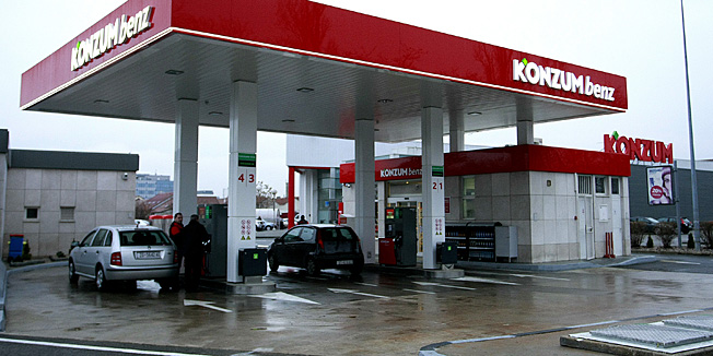 Zagreb, 120312.Konzum benz, Vukovarska 275a.Prva samonaplatna benzinska postaja Konzum benz otvorena je u sklopu Super Konzuma u Vukovarkoj ulici u Zagrebu.Foto: Ronald Gorsic / CROPIX