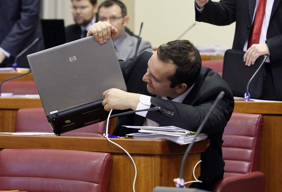 Zagreb, 140312.Sabor.Nastavak 3. sjednice Hrvatskog sabora u sklopu koje su zastupnici raspravljali o Godisnjem izvjescu o radu Agencije za zastitu trzisnog natjecanja za 2010. godinu.Na slici: Ivan Klarin.Foto: Davor Pongracic / CROPIX