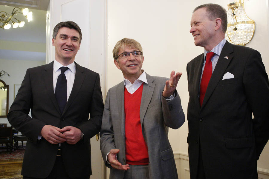 Zagreb, 140312.Vlada.Predsjednik Vlade Zoran Milanovic sastao se s predstavnicima tvrtke IKEA, glavnim izvrsnim direktorom IKEA Grupe Mikaelom Ohlssonom, direktorom IKEA Hrvatske Draganom Skalusevicem i direktorom Inter IKEA centre Brankom Mihajlovom i veleposlanikom  Kraljevine Svedske u RH Fredrikom Vahlquistom.Na slici: Zoran Milanovic, Mikael Ohlsson i Fredrik Vahlquist.Foto: Davor Pongracic / CROPIX