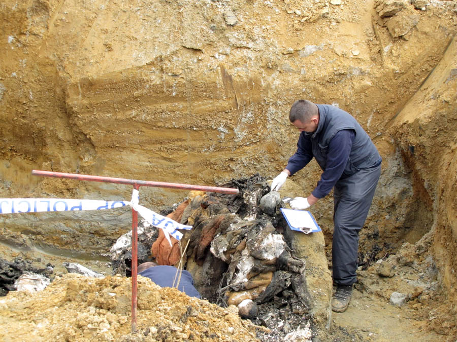 Sisak 150312.Kod Petrinje je otkrivena 43 masovna grobnica na podrucju Sisacko-moslavacke zupanije, iz koje je ekshumirano osam osoba.  Njihov identitet nije utvrdjen, radi se o civilima koji su negdje drugdje ubijeni tijekom 1991. godine, te dovezeni kod petrinjskog smetlista gdje su pokopani. Masovnu grobnicu je obisao ministar branitelja Predrag Matic sa suradnicima. Na slici: tijela u masovnoj grobnici.Foto: Mate Piskor /  CROPIX                       