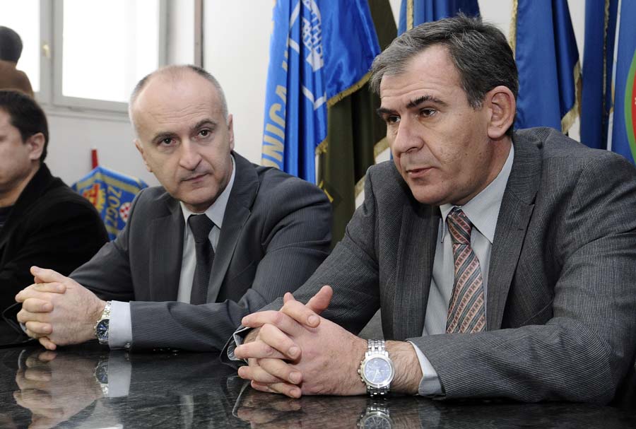 Zagreb, 150212.U prostorijama HVIDRA-a Zagreb, odrzala se javna tribina o objavi registra branitelja, na kojoj je prisustvovao ministar branitelja Predrag Matic koji se zalaze za objavu.Na fotografiji: ministar branitelja Predrag Matic i bivsi ministar branitelja Tomislav Ivic.Foto: Admir Buljubasic / CROPIX