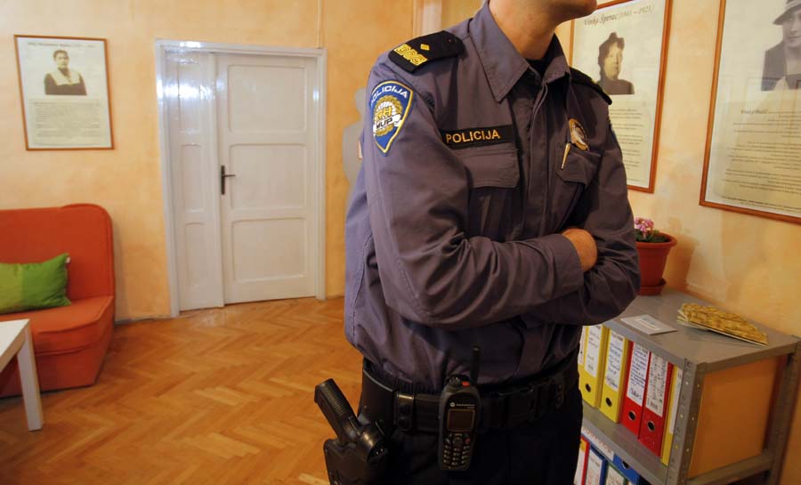 Split, 160312.Konferencija za medije ususret drugom Split Prideu koji ce se odrzati 090612 u samom centru gradu.Na konferenciji su sudjelovali udruge Domina, Kontra i Iskorak dok ih je ispred udruge osiguravalo nekoliko djelatnika policije.Foto: Duje Klaric / CROPIX