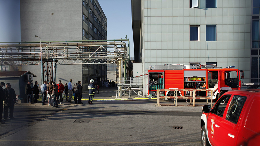 Zagreb, 160312.U proizvodnom pogonu Plive u Prilazu Baruna Filipovica doslo je do pozara u kojem je ozlijedjeno devet osoba.Postrojba vatrogasaca iz Plive ugasila je pozar.Na slici: nakon pozara na zgradi Plive su otvoreni prozoriFoto: Dragan Matic / CROPIX