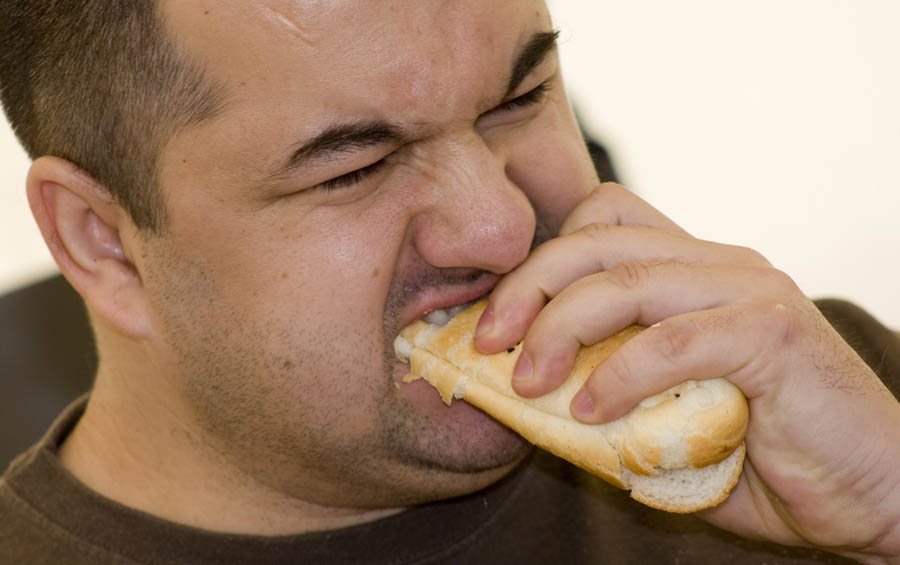 Osijek, 180312.U Osijeku je odrzano prvo natjecanje u brzom jedenju hot-dogova. Natjecatelji su morali pojesti 5 hot-dogova bez ikakvih priloga u sto kracem vremenu. Iako 5 sendvica zvuci malo vecina ih je odustalo iako je prva nagrada bila sunka.Foto: Dorian Horvat / Cropix