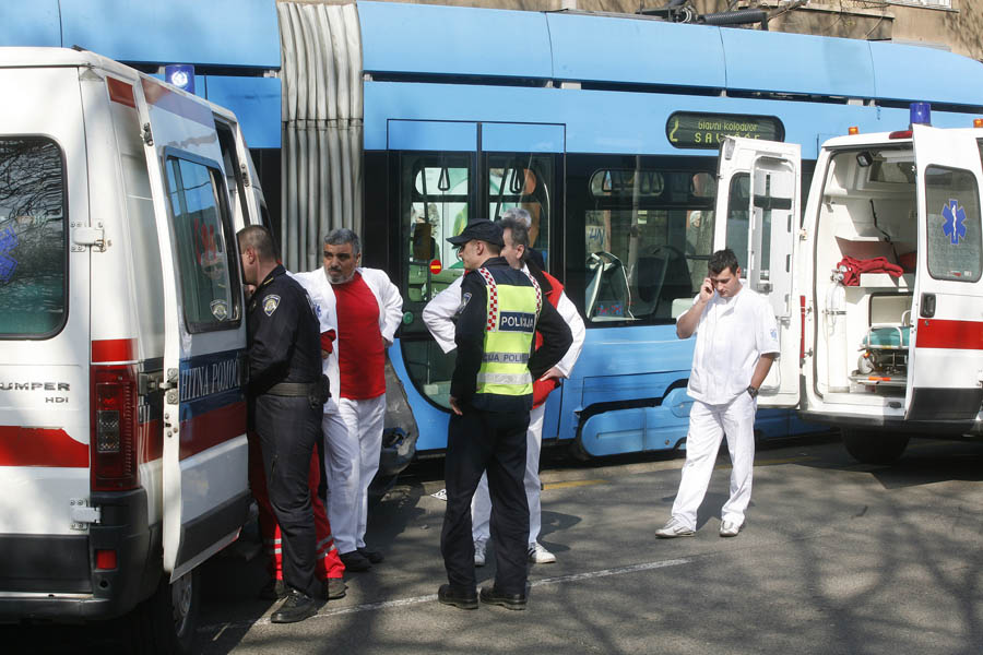 Zagreb, 210312.Stara Branimirova.Oko 13h 15 min u Branimirovoj ulici sudarilo se vozilo hitne pomoci s Tramvajem. Unesreceni koji je bio u vozilu hitne pomoci prebacen je u drugo vozilo. Sudar je uzrokovao kratki zastoj tramvaja u Branimirovoj.Foto: Goran Mehkek / CROPIX