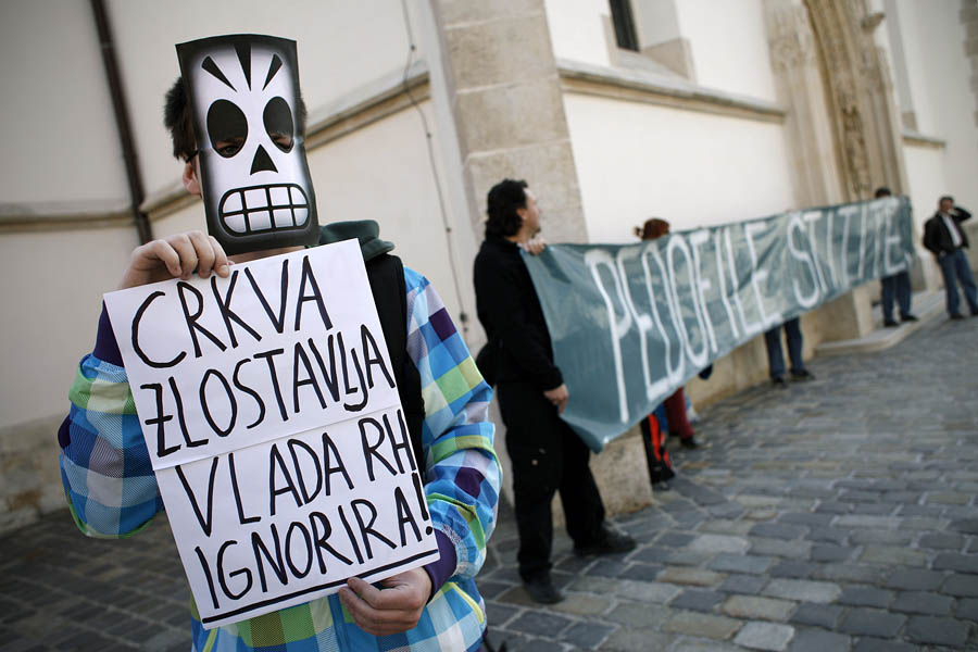 Zagreb, 220312.Gradjanska akcija prosvjedovala za vrijeme sjednice Vlade ispred Banskih dvora. Optuzuju Vladu da stite pedofile.Na slici: clanovi gradjanske akcije s transparentom - Crkva zlostavlja, Vlada RH ignorira.Foto: Dragan Matic / CROPIX 