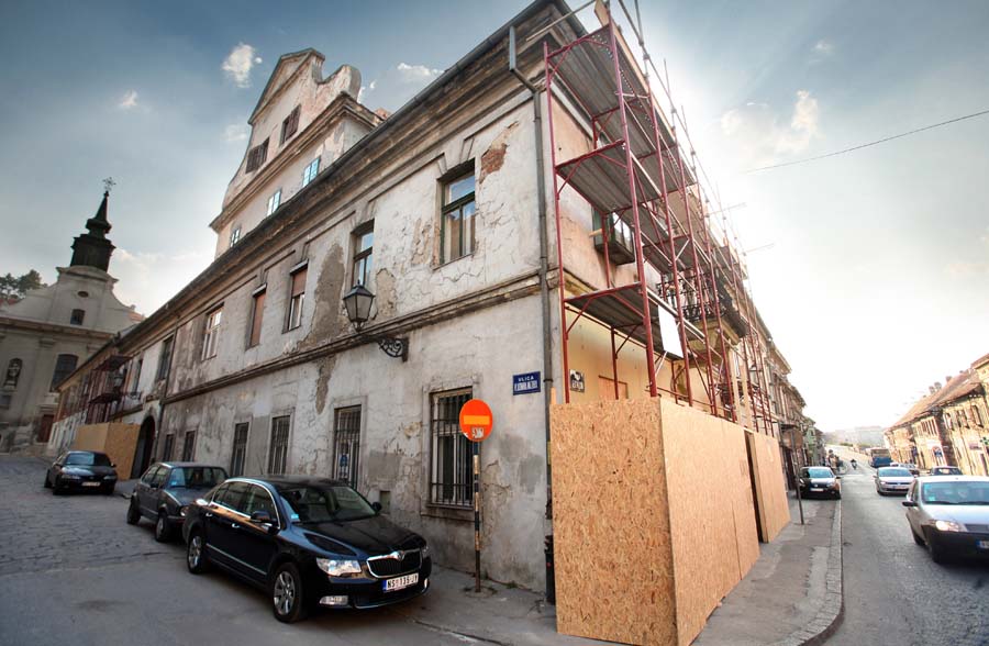 Novi Sad, Srbija, 250312.Sluzbeno su zapoceli radovi na obnovi rodne kuce bana Josipa Jelacica u Petrovaradinu.Kuca je izgradjena davne 1745. godine. S objekta se nedavno urusio dio fasade te je odlukom Gradskog vijeca Novog Sada donesena odluka da se zapocne sanacija. U Srbiji je rodna kuca bana Jelacica pod zastitom Zavoda za zastitu spomenika kulture koji ce ujedno i nadzirati radove. Grad ce financirati popravak krovne konstrukcije i dijela fasade. Znacajnije obnove objekta do sada nije bilo zbog nerijesenih imovinsko-pravnih odnosa. U kuci danas zivi nekoliko obitelji, a u prizemlju i podrumu je Istarska vinska kuca vlasnika Edvarda Galijota. Na slici: rodna kuca bana Josipa Jelacica.Foto: Danijel Soldo / CROPIX