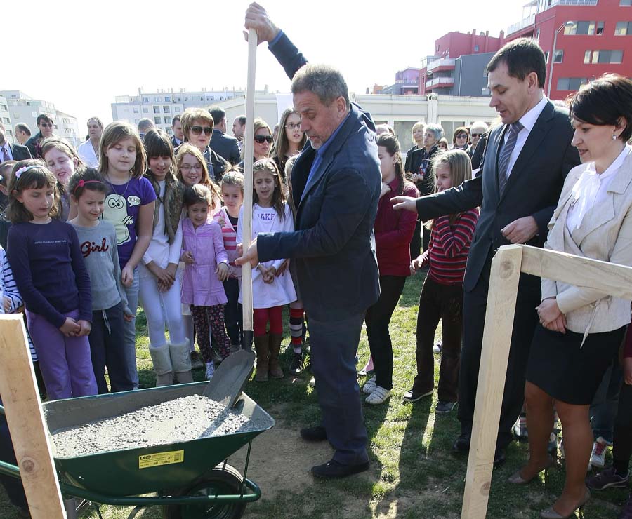 Zagreb, 270312.Naselje Vrbani III, Palinovecka.Gradonacelnik Grada Zagreba Milan Bandic na pocetku radova za djecji vrtic i osnovnu skolu u Vrbanima polaze kamen temeljac. Uz gradonacelnika na polaganju su dosli i Bandicevi suradnicic Jelena Pavicic Vukicevic, Ivica Lovric.Na fotografiji: Milan Bandic, Ivica Loric i Jelena Pavicic Vukicevic.Foto: Ronald Gorsic / CROPIX