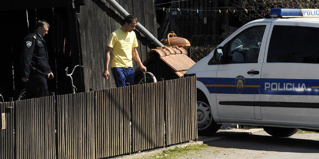 Draganic, 270312.U Draganicu, mjestu deset kilometara sjeverno od Karlovca, na zupanijskoj cesti 50 metara od drzavne ceste D1 smrtno je stradao Nikola Sestric (11). U Ponedjeljak u 23.10 sati biciklom je izletio pred automobil marke Golf kojim je upravljao Zelimir Radeka iz obliznje Lazine. Tesko ozlijedjeni djecak prevezen je u opcu bolnicu Karlovac gdje je preminuo u utorak u 6 sati.Na slici: Policajci dolaze po bicikl na kojem je smrtno stradao mali Nikola, a sacuvao ga je susjed koji zivi nedaleko od mjesta nesrece.Foto: Robert Fajt / CROPIX