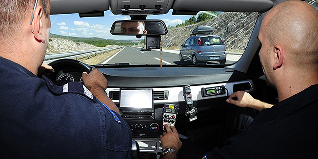 Dugopolje,  170810.Prometni policajci Kristian Perisic (lijevo) i Tonci Pivic iz postaje Prometne policije Split svakodnevno nadziru promet na autoputu A1 od Dugopolja do Sibenika.Nadzor vrse pomocu vrlo brzog BMW automobila kojim presrecu vozace koji voze prebrzo pri cemu ih snimaju kamerom i naplacuju kaznu od 500 do nekoliko tisuca kuna ovisno o brzini.Foto: Nikola Vilic / CROPIX