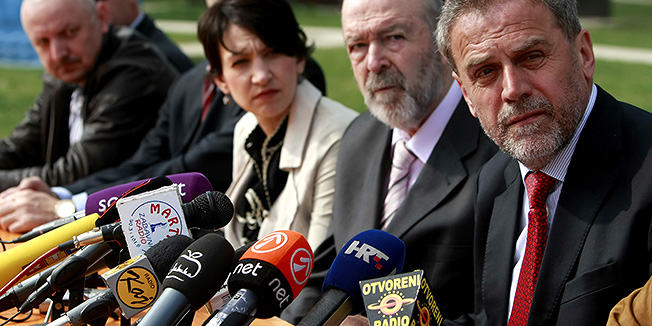 Zagreb, 280312.Bundek.Redovna konferencija za medije gradonacelnika Grada Zagreba Milana Bandica na otvorenom. Jedna od tema na konferenciji je bia o zakonu koji brani ispijanje alkohola na javnim povrsinama.Na fotografiji: Darko Breitenfild i Milan Bandic.Foto: Ronald Gorsic / CROPIX