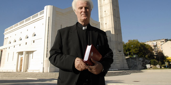 Metkovic, 131111.Don Petar Mikic, plocanski svecenik i graditelj pastoralnog centra Sv. Liberan i crkve Kraljice Neba i Zemlje u Plocama.Plocanska crkva u gradskom sredistu dominira rivom i vizurom grada.Kada je Don Petar dosao na sluzbu u Ploce 60-tih godina proslog stoljeca, misu je sluzio u trosnoj drvenoj baraci koju gradani ploca i danas zovu 