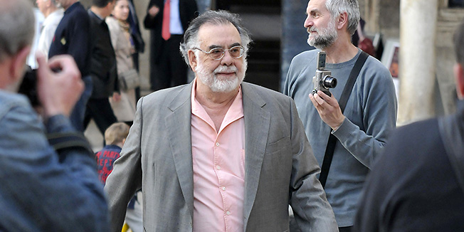 Dubrovnik, 290312.Francis Ford Coppola danas predvecer prosetao je Stradunom u drustvu predsjednika Uprave Excelsa hotela Camila Soze i glasnogovornice Zrinke Marinovic. Nakon djira stradunom popio je kavu u Gradskoj kavani i otisao u restoran Proto na veceru.Foto: Tonci Plazibat / CROPIX